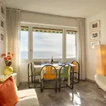Guesthost - Breathaway Seaview Near شقة